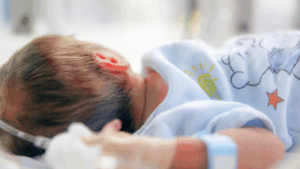 Emigracioni i të rinjve dhe kostot e jetesës ulin lindjet me 35% në një dekadë