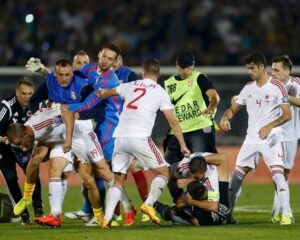 “The Guardian”: Shqipëri-Serbi përballë kaosit të vitit 2014 në Beograd