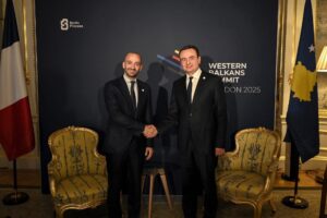 Kurti takon ministrin francez: Kërkon dhënien e statusit të vendit kandidat për Kosovën