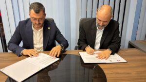 Vetëvendosje dhe AAK nënshkruajnë marrëveshje bashkëqeverisjeje në Prizren