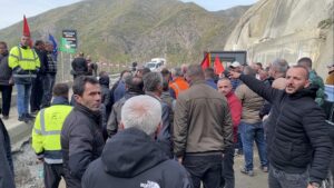 Minatorët e Spaçit në protestë para Kuvendit: Nuk do të ndalemi pa u miratuar statuti ynë