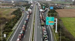 Mijëra traktorë në rrugët e Greqisë, fermerët nuk tërhiqen