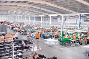 Punonjësit vendas të fasonit po zëvendësohen me të huaj