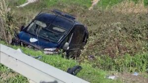 Përplasje e fortë në Fier, furgoni i policisë përfundon në kanal