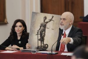 Relativizoi akuzat ndaj Ballukut dhe Karçanajt të AKSHI-t, BIRN: Raporti me drejtësinë e vendos kryeministrin Rama ‘mes dy zjarresh’