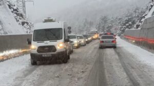 Reshjet e borës paralizojnë Rrugën e Arbrit, automjete të bllokuara dhe aksidente pranë Tunelit të Murrizit