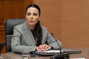 Balluku: “Akset kombëtare funksionojnë normalisht, probleme vetëm në rrugët rurale”