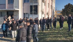 Përmbytjet e shpeshta në Dimal, banorët protestojnë para bashkisë