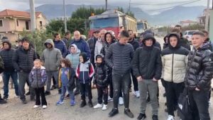 Fushë-Krujë/ Protestë e banorëve të Luzit për rrugën e amortizuar, nxënësit bojkotojnë shkollën nga rreziku i kamionëve