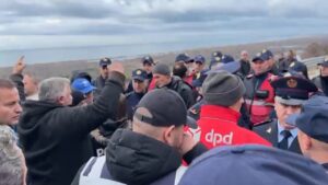 Protestë e tensionuar në Rrjoll të Velipojës kundër resortit luksoz, banorët akuzojnë për falsifikim dokumentesh