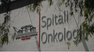 6 medikamente mungojnë prej muajsh në Spitalin Onkologjik, pacientët me kancer pa trajtim