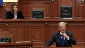 Koçiu sulmon Berishën në Kuvend: “Gënjeshtar patologjik, porosite dhunë ndaj policëve”