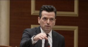 Shehaj në Kuvend: “Taulant, duan t’i vënë prangat Ballukut, deputetët të marrin dosjen e SPAK-ut”