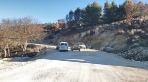 Banorët e Tërpanit bllokojnë rrugën: “Nuk hyjmë dot në shtëpi dhe ullishte”