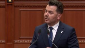 Kapri shpërthen në Kuvend: “Policët privatë godasin si gardianët islamikë, Rama shpëton veten me rezolutë servile për Iranin”