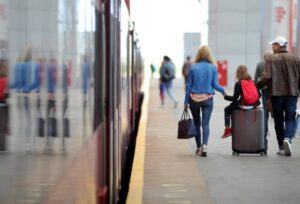 Shqipërisë po i ikin të rinjtë: 62% e emigrantëve nën 35 vjeç në 2024