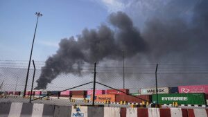 Irani sulmon rafinerinë më të madhe të naftës në Arabinë Saudite, pezullime të përkohshme në prodhim