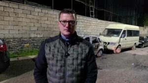 Gazetarit Sami Curri i digjet makina, ai e lidh sulmin me punën e tij