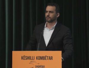 Lapaj: “Ligji për investitorët strategjikë dhe Paketa e Maleve po dëmtojnë vendin, kërkojmë referendum”