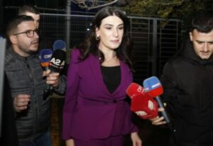 Milionat “avulluan”, masa u zbut: Mirlinda Karçanaj nga izolimi në firmë dy herë në muaj