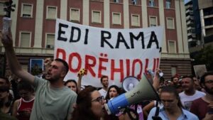 Protestues, kujdes: Kryeqeni ka lëshuar pa kontroll e pa zinxhir drejt jush pitbullët e tij